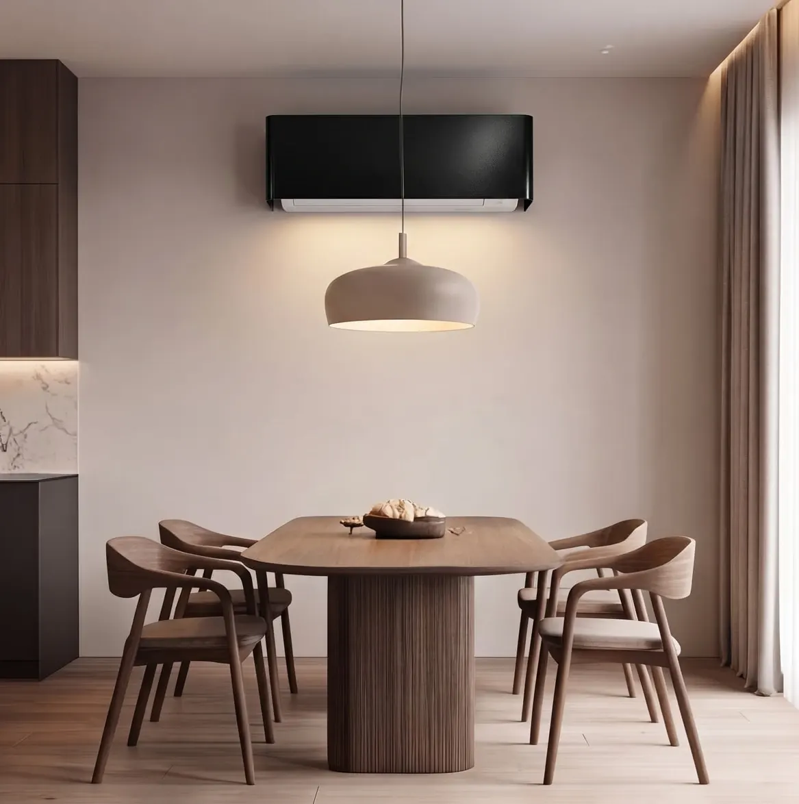 Salle à manger avec table en bois, cache clim noir au mur sous lequel dépasse le bas blanc du split